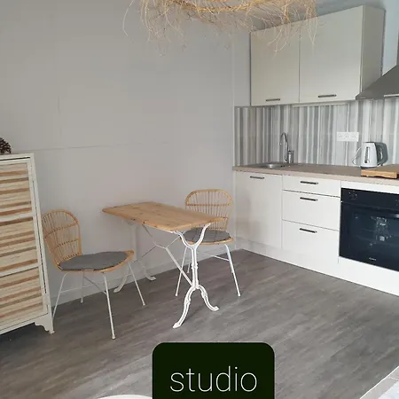 T2 Classes, Climatises, Au 2eme Et 3eme Etage Avec Ascenseur, Vue Panoramique, Parking, Piscine, Wifi דירה