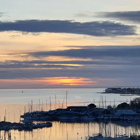 T2 Classes, Climatises, Au 2eme Et 3eme Etage Avec Ascenseur, Vue Panoramique, Parking, Piscine, Wifi *